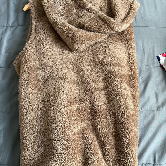 Vest - Picture 2 of 5